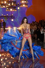 desfile_victorias_secret_2015_gigi_hadid_kendall_jenner_912300612_683x1024