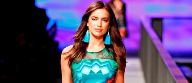 DESIGUAL CONTAGIA LA VIDA ES CHULA EN LA PASARELA 080 BARCELONA FASHION CON IRINA SHAYK