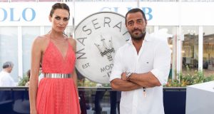 Nieves Alvarez entrega la copa de bronce Maserati